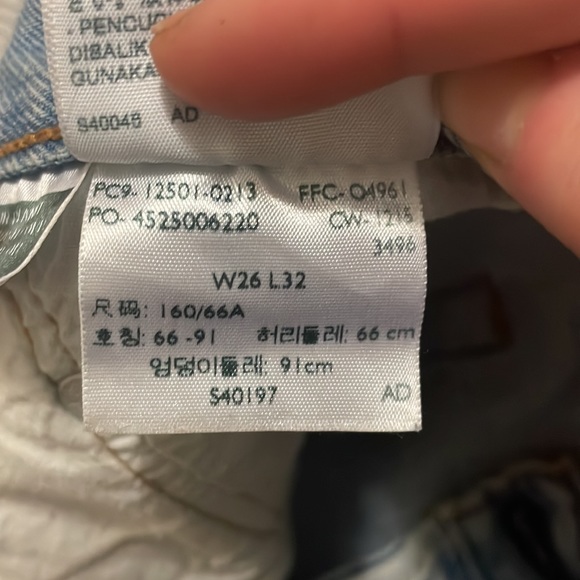 Levi’s Straigh Leg , light wash , mildly distressed Jeans - Picture 5 of 8